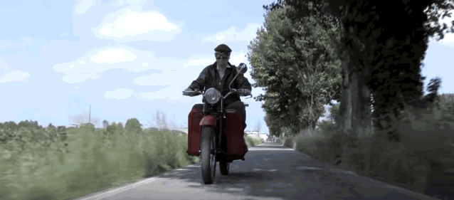 La moto Guzzi di Arnaldo e il CAST nel videoclip di Riky Anelli